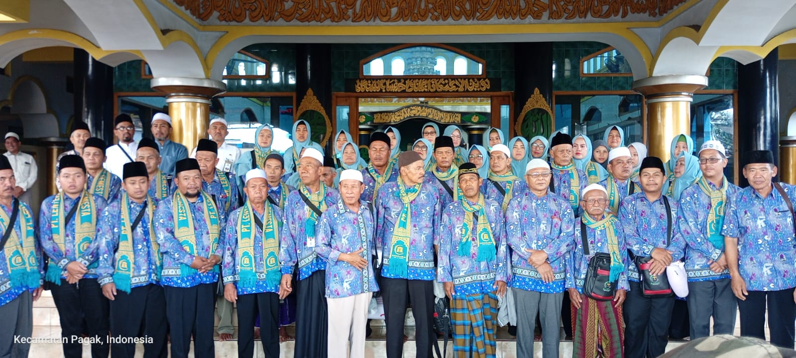 Foto istimewa jamaah umroh di pelataran masjid Al-Hidayah Gampingan Pagak